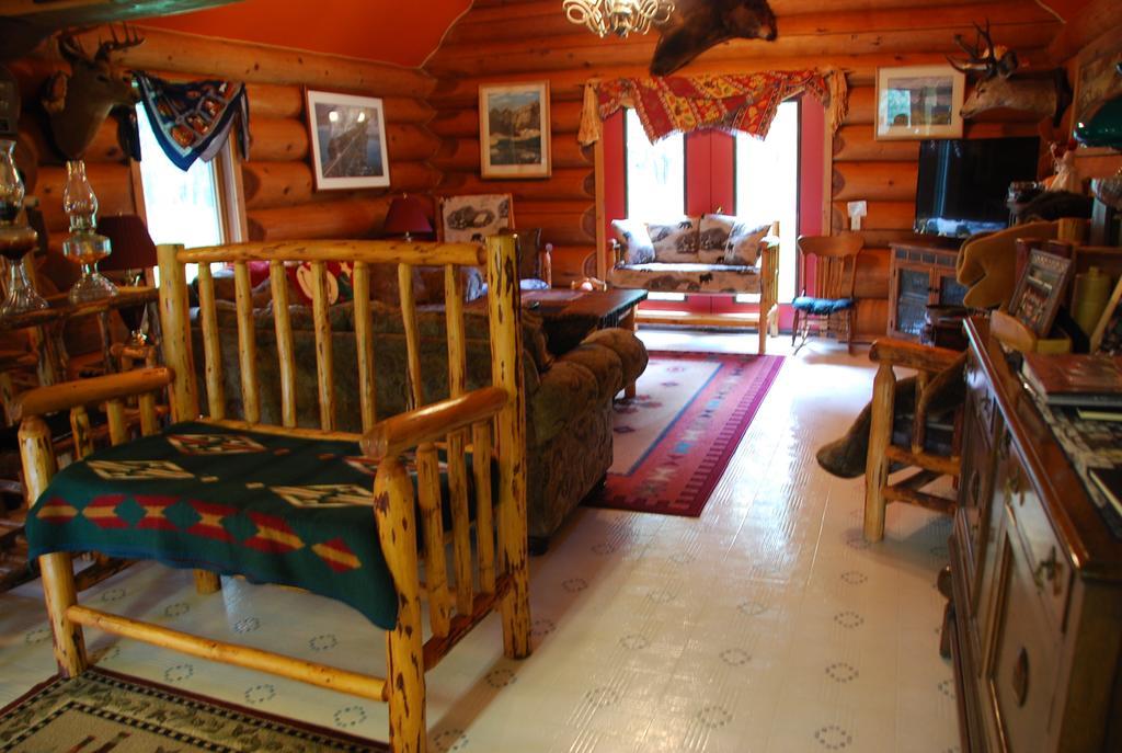 Kicking Horse Canyon Guest House Голден Екстер'єр фото