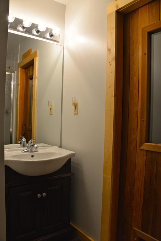Kicking Horse Canyon Guest House Голден Номер фото
