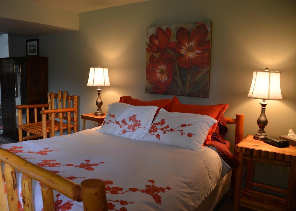 Kicking Horse Canyon Guest House Голден Номер фото