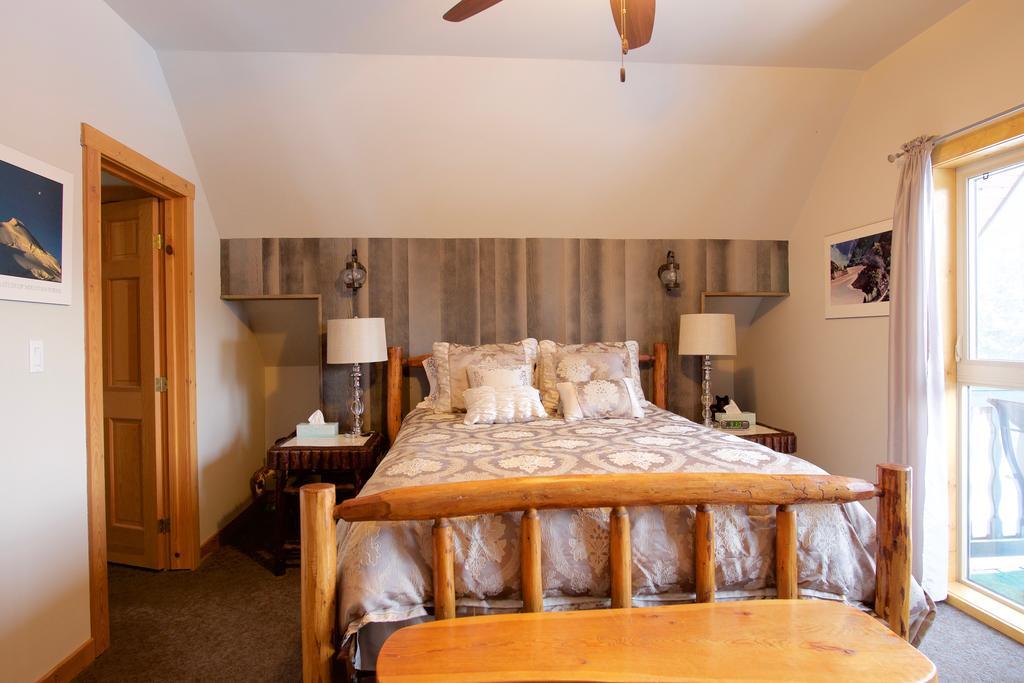 Kicking Horse Canyon Guest House Голден Екстер'єр фото