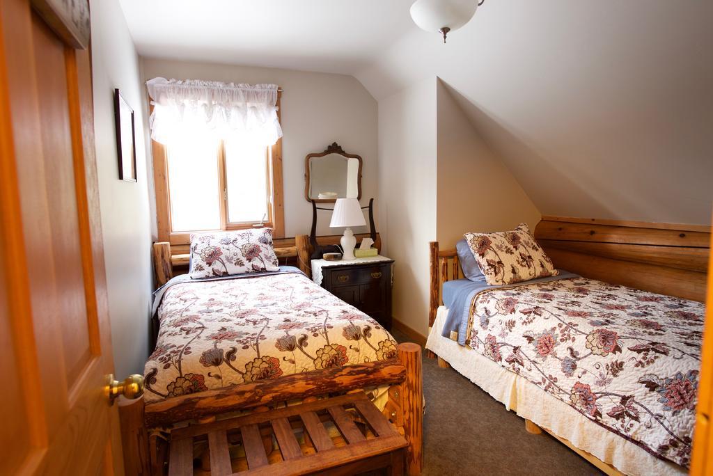 Kicking Horse Canyon Guest House Голден Екстер'єр фото