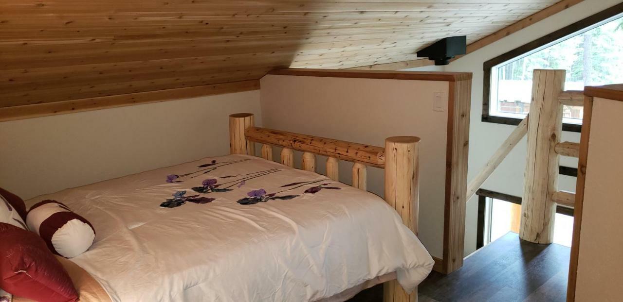 Kicking Horse Canyon Guest House Голден Екстер'єр фото