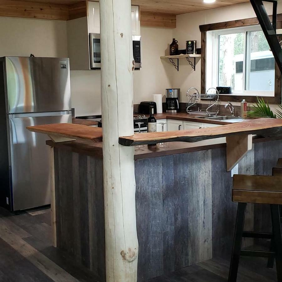 Kicking Horse Canyon Guest House Голден Екстер'єр фото